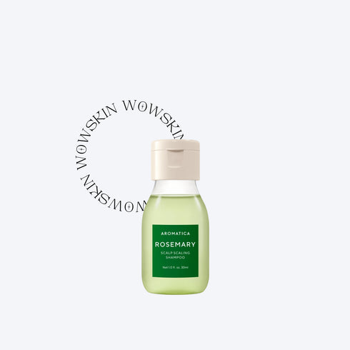 Șamponul Aromatica Rosemary Scalp Scaling 30 ml curăță scalpul în profunzime și reglează excesul de sebum. Ideal pentru călătorii și scalp sensibil.